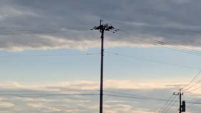 雲の狭間と電柱