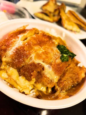 卵でとじたカツ丼のアップ