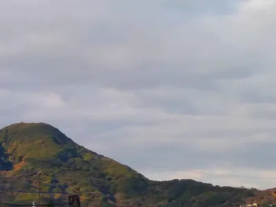 曇り空と山