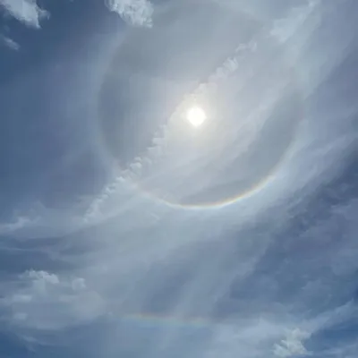 太陽を囲む日暈の虹色の輪