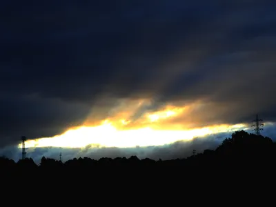 雲から覗く光