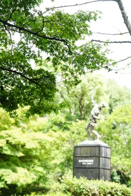 緑に包まれた銅像のある公園