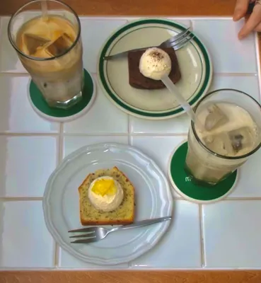 タイル席のアイスラテとパウンドケーキ