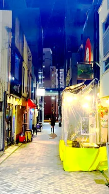 夜の街角と屋台の輝き