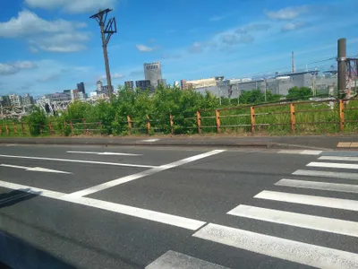横断歩道と青空