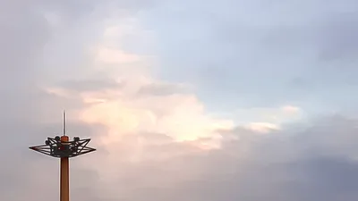 夕暮れ時の帰り道 桃色の曇